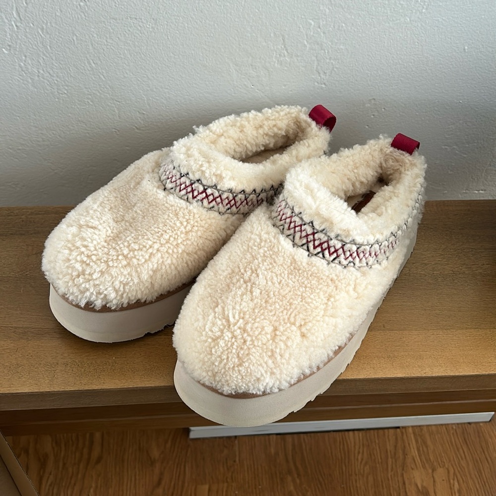 UGG Tazz Braid slippers size 9 white